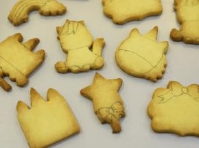 用食用铅笔画好要画糖霜的地方。