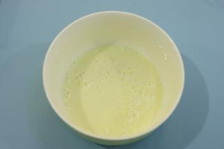 蛋白粉加入温水，用刮刀拌匀。