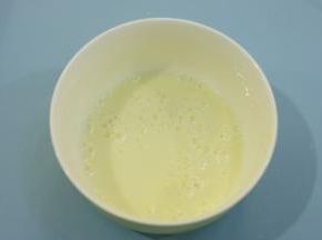 蛋白粉加入温水，用刮刀拌匀。