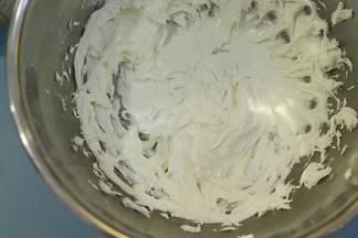 加入糖粉打发均匀。