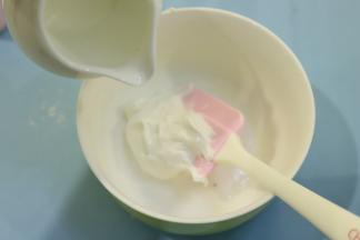 取需要的糖霜，加入适量的温水，一次一点一点的加入。