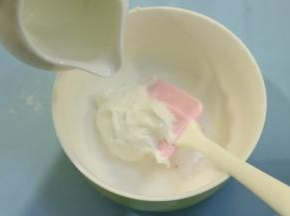 取需要的糖霜，加入适量的温水，一次一点一点的加入。