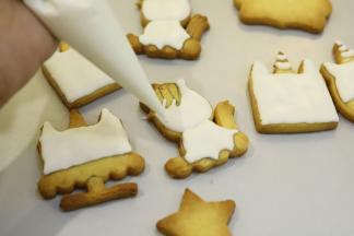 装入裱花袋，填充好需要白色糖霜的部分。