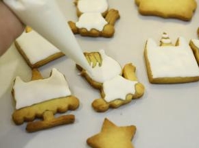 装入裱花袋，填充好需要白色糖霜的部分。