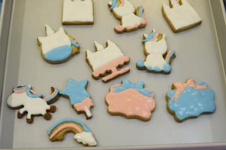 分别按照17-19步骤调好蓝色，粉色，黄色和紫色糖霜，填充好所有的颜色。