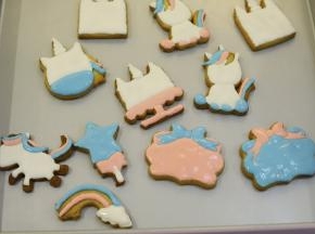 分别按照17-19步骤调好蓝色，粉色，黄色和紫色糖霜，填充好所有的颜色。