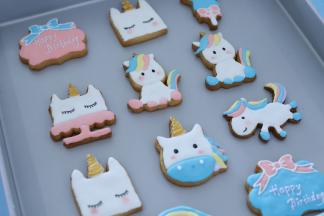 用黑色食用色素笔画好眼睛，食用金粉加朗姆酒画好独角兽的角。