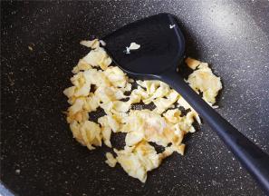 首先把鸡蛋磕入碗中打散，热锅倒油，把蛋液倒入炒散，炒熟盛出备用。