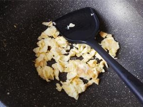 首先把鸡蛋磕入碗中打散，热锅倒油，把蛋液倒入炒散，炒熟盛出备用。
