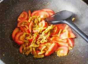 接着把榨菜丝倒入番茄中一起翻炒，撒入少许盐，生抽调味。