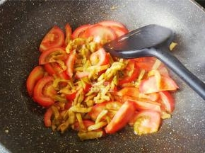 接着把榨菜丝倒入番茄中一起翻炒，撒入少许盐，生抽调味。