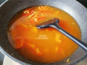 食材翻炒片刻后，取适量的清水倒入锅中，开大火煮沸。