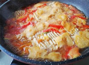 锅中沸腾后，把油面筋捏碎放入煮软，把面饼也放入煮散。