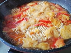 锅中沸腾后，把油面筋捏碎放入煮软，把面饼也放入煮散。