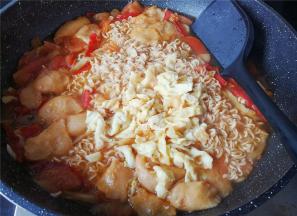 最后煮好后，把炒熟的鸡蛋碎倒入锅中混合下，即可出锅食用了。