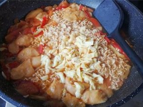 最后煮好后，把炒熟的鸡蛋碎倒入锅中混合下，即可出锅食用了。