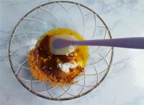 首先把黄油融化晾凉，倒入黑糖和糖粉混合均匀，使糖全部融化。