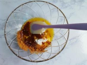 首先把黄油融化晾凉，倒入黑糖和糖粉混合均匀，使糖全部融化。