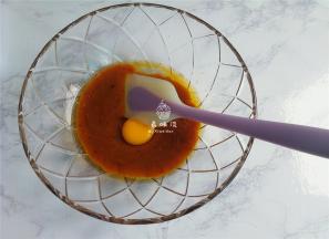 接着磕入一个鸡蛋，打散混合均匀。