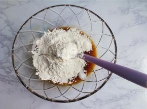 把低筋面粉+小苏打+盐混合均匀，筛入混合好液体中，搅拌均匀，无干粉，无颗粒。