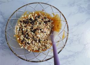 .再把混合燕麦倒入混合（没有混合燕麦，可以燕麦80克，葡萄干20克，坚果20克）。