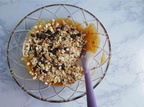 .再把混合燕麦倒入混合（没有混合燕麦，可以燕麦80克，葡萄干20克，坚果20克）。