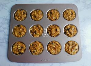 把冷藏室的混合面团拿出，戴上手套，均匀的揉圆放入烤盘中压扁。