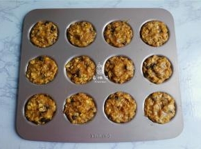 把冷藏室的混合面团拿出，戴上手套，均匀的揉圆放入烤盘中压扁。