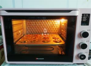 烤箱180度预热，烤盘放入中层，上下管烤制15分钟，晾凉即可食用了。