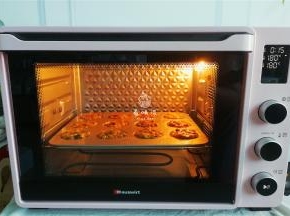 烤箱180度预热，烤盘放入中层，上下管烤制15分钟，晾凉即可食用了。