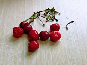 将樱桃蒂去掉，依次做完，放入器具中冷水冲洗两遍，加入盐，纯净水泡15分钟。