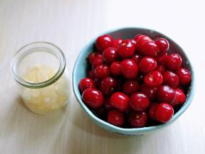 泡好的樱桃捞出淋干水分，准备好冰糖。