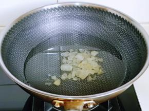 锅中加入水，冰糖。