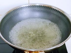 大火烧开，使冰糖融化。