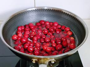 待冰糖融化后加入樱桃。