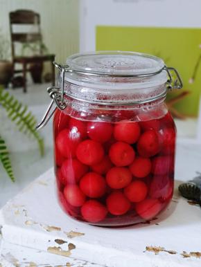 煮好的罐头装入消过毒的玻璃瓶中密封。