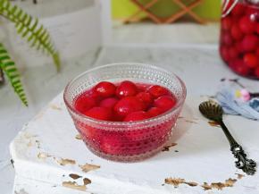 吃的时候，用无油无水的小勺盛出来吃。