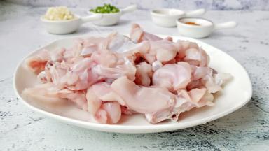 牛蛙切小块，反复清洗去除杂质。