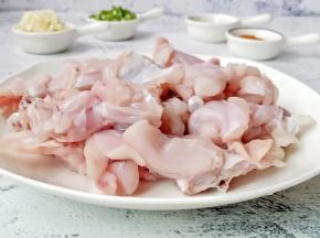 牛蛙切小块，反复清洗去除杂质。