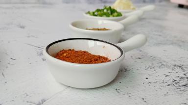 准备辣椒粉，爱吃辣的可以多放一点。