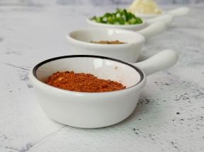 准备辣椒粉，爱吃辣的可以多放一点。