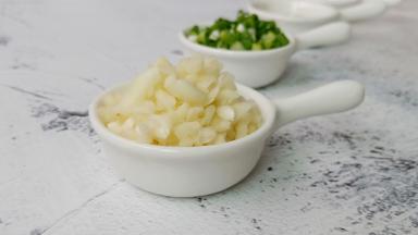 蒜泥，葱花切好备用。