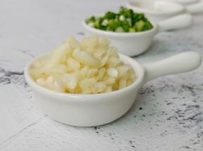 蒜泥，葱花切好备用。