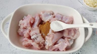 盐加一勺调味。