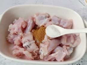 盐加一勺调味。