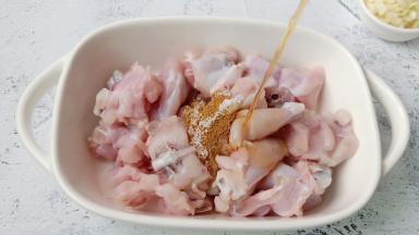 料酒加一勺就可以。