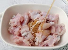 料酒加一勺就可以。