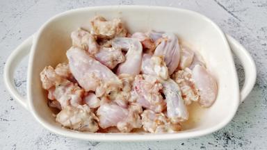 搅拌均匀腌制10分钟便于牛蛙入味。