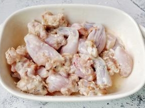 搅拌均匀腌制10分钟便于牛蛙入味。