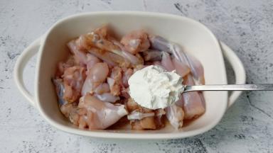 腌制好的牛蛙倒去多余的水份，加淀粉3勺。